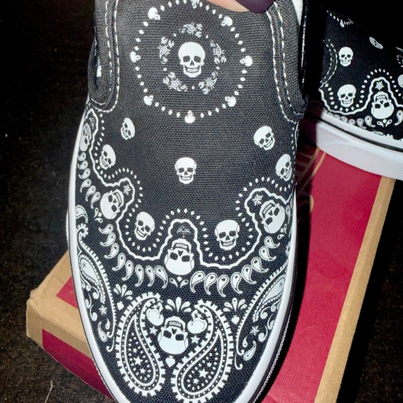 Vans Classic Slip-On Bandana Skull Print – Black/White – Women’s 5 - Picture 6 of 7